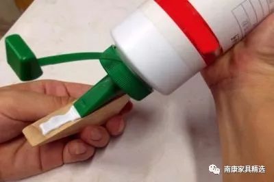天然膠水種類多,污染小,現(xiàn)在的家具為啥不愛用